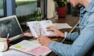 Un traduttore Roma che si appresta ad eseguire la traduzione di un libro antico