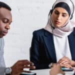 Traduttrice che ascolta un importante riunione e prende appunti
