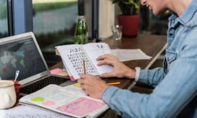 Un traduttore Roma che si appresta ad eseguire la traduzione di un libro antico