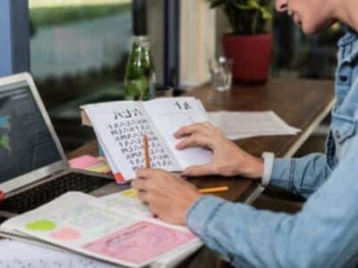 Un traduttore Roma che si appresta ad eseguire la traduzione di un libro antico