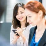 interprete che prende appunti ascoltando una riunione tra importanti manager